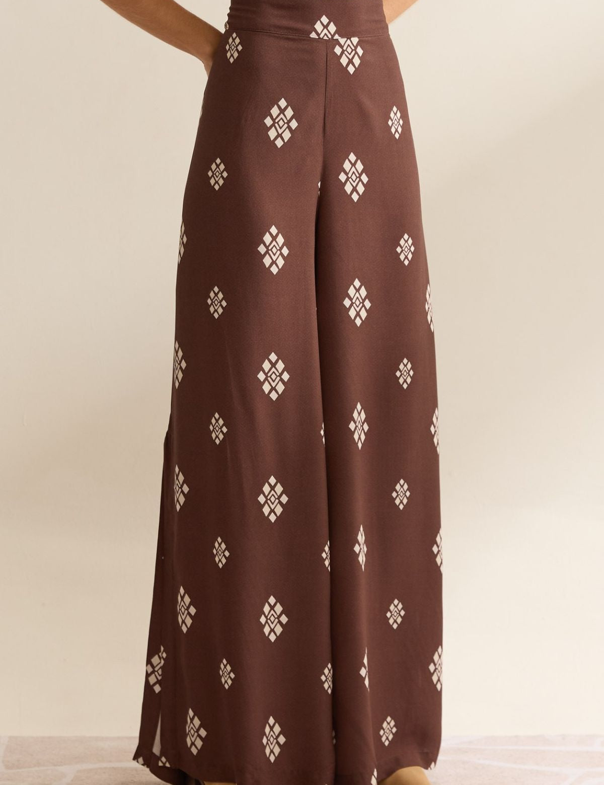 Calça Pantalona Flo Maria Marrom Estampa Geométrica