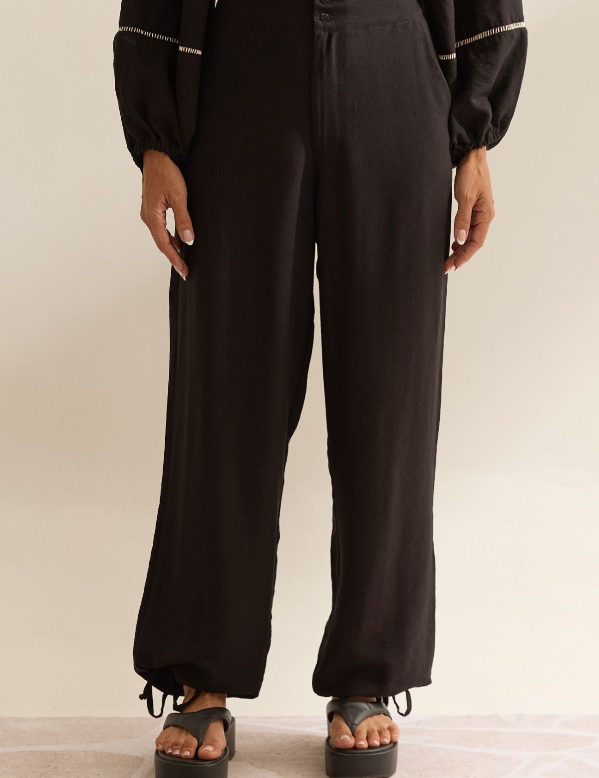 Calça Pantalona Flo Maria Preta Barra Amarração