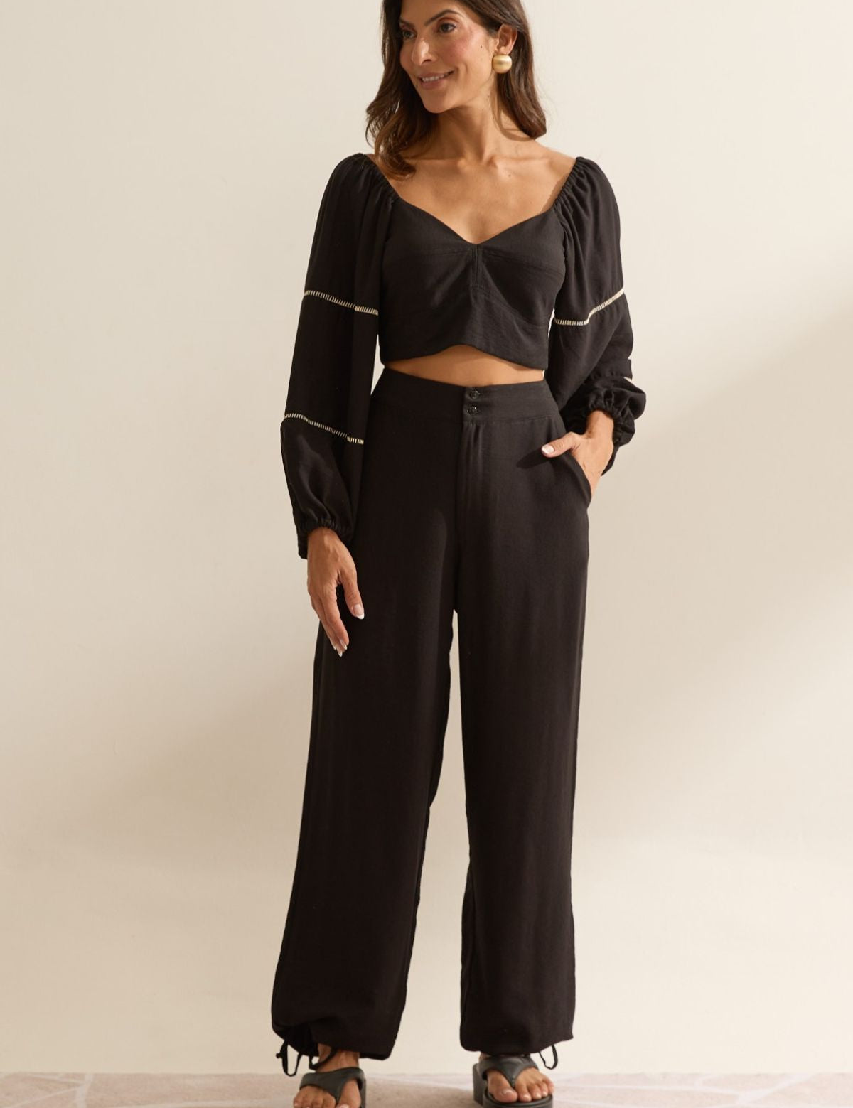 Calça Pantalona Flo Maria Preta Barra Amarração