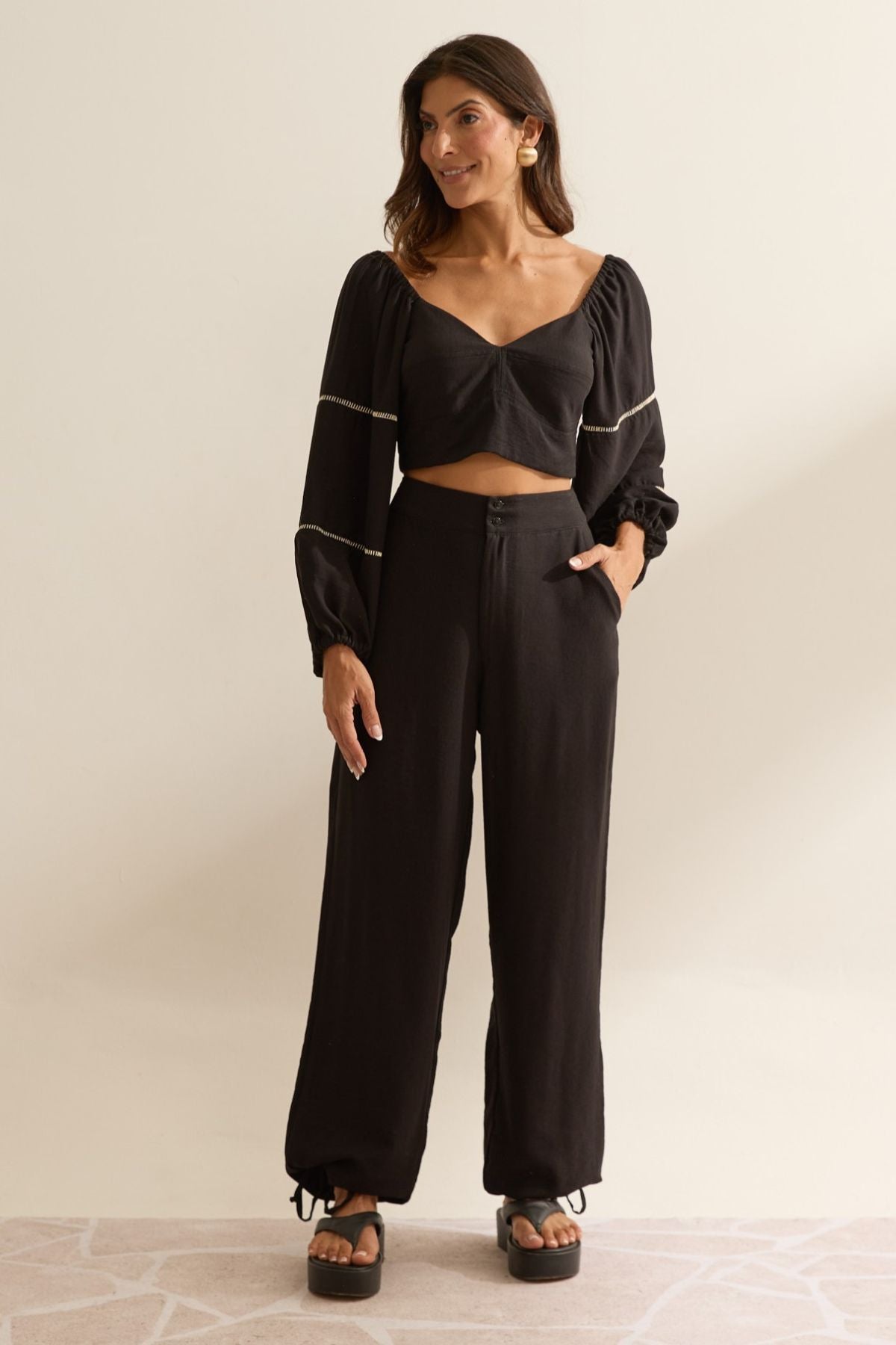 Calça Pantalona Flo Maria Preta Barra Amarração