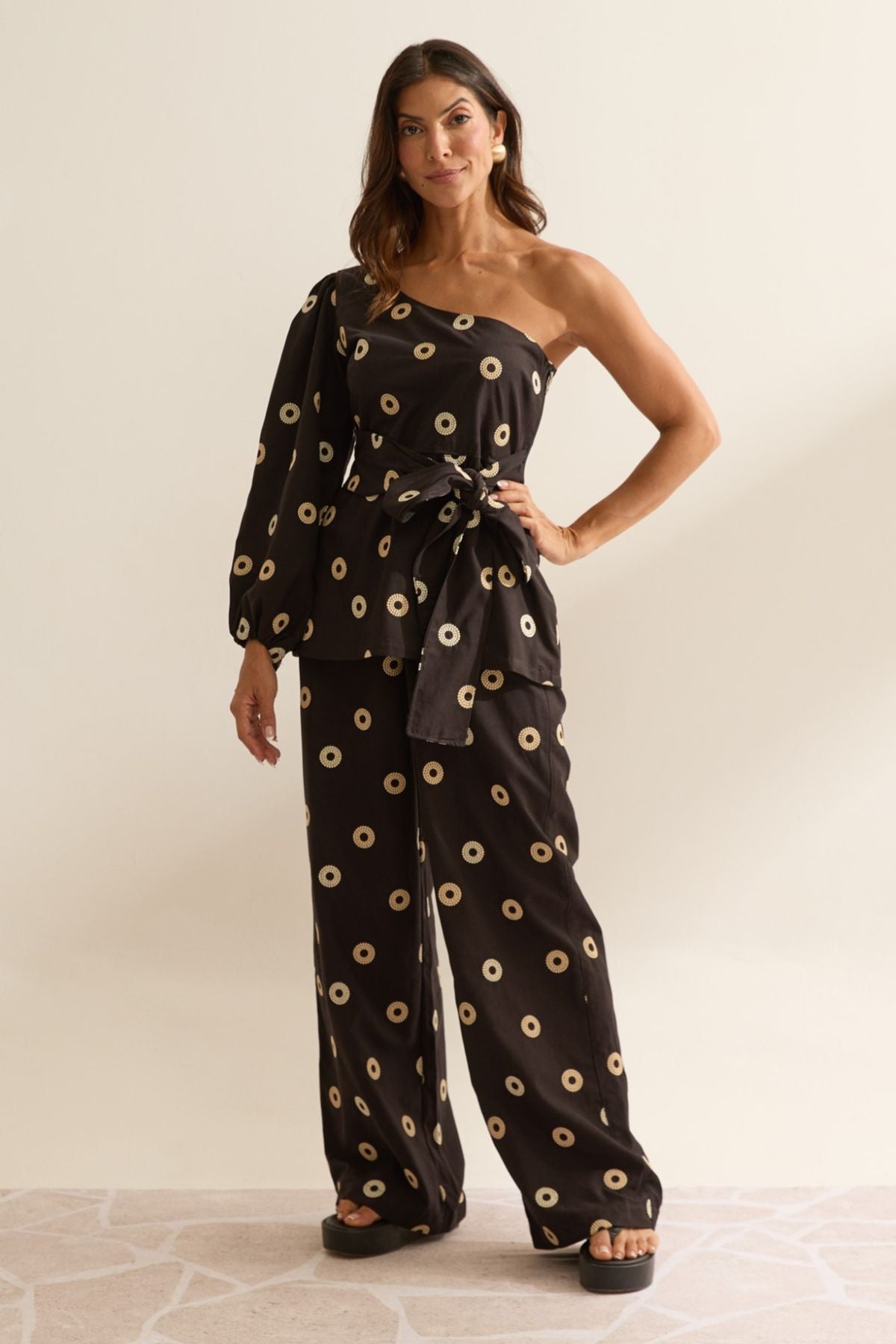 Calça Wide Leg Flo Maria Preta Bordado Disco