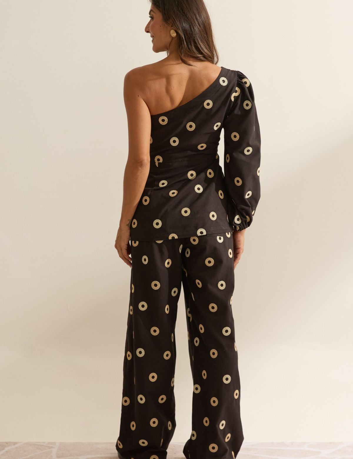 Calça Wide Leg Flo Maria Preta Bordado Disco