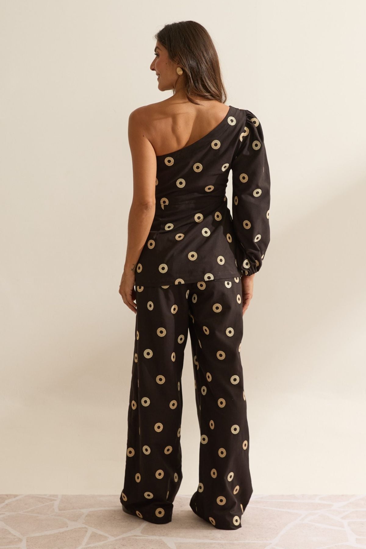 Calça Wide Leg Flo Maria Preta Bordado Disco