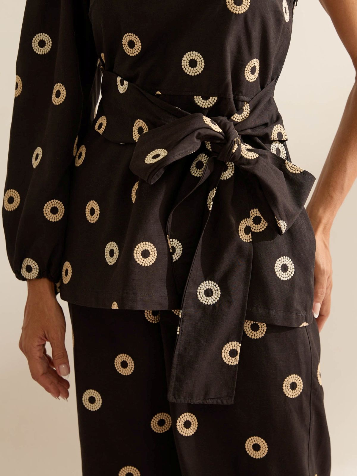 Calça Wide Leg Flo Maria Preta Bordado Disco