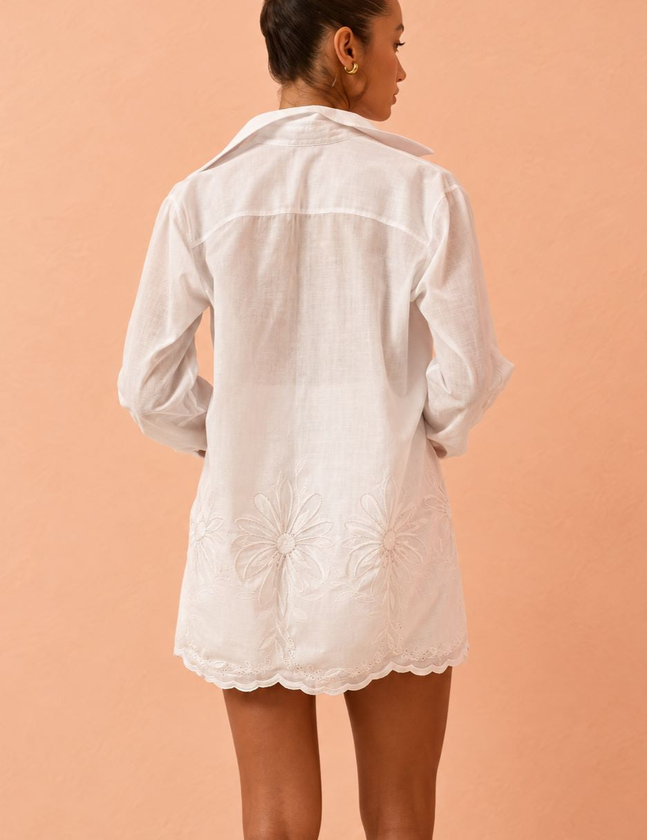 Camisa Flo Maria Branca Bordado Floral Barra Laise
