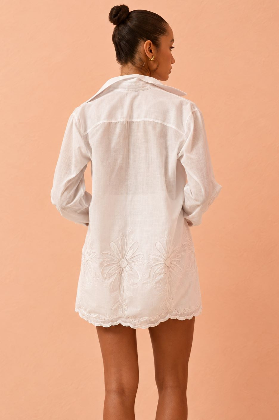 Camisa Flo Maria Branca Bordado Floral Barra Laise