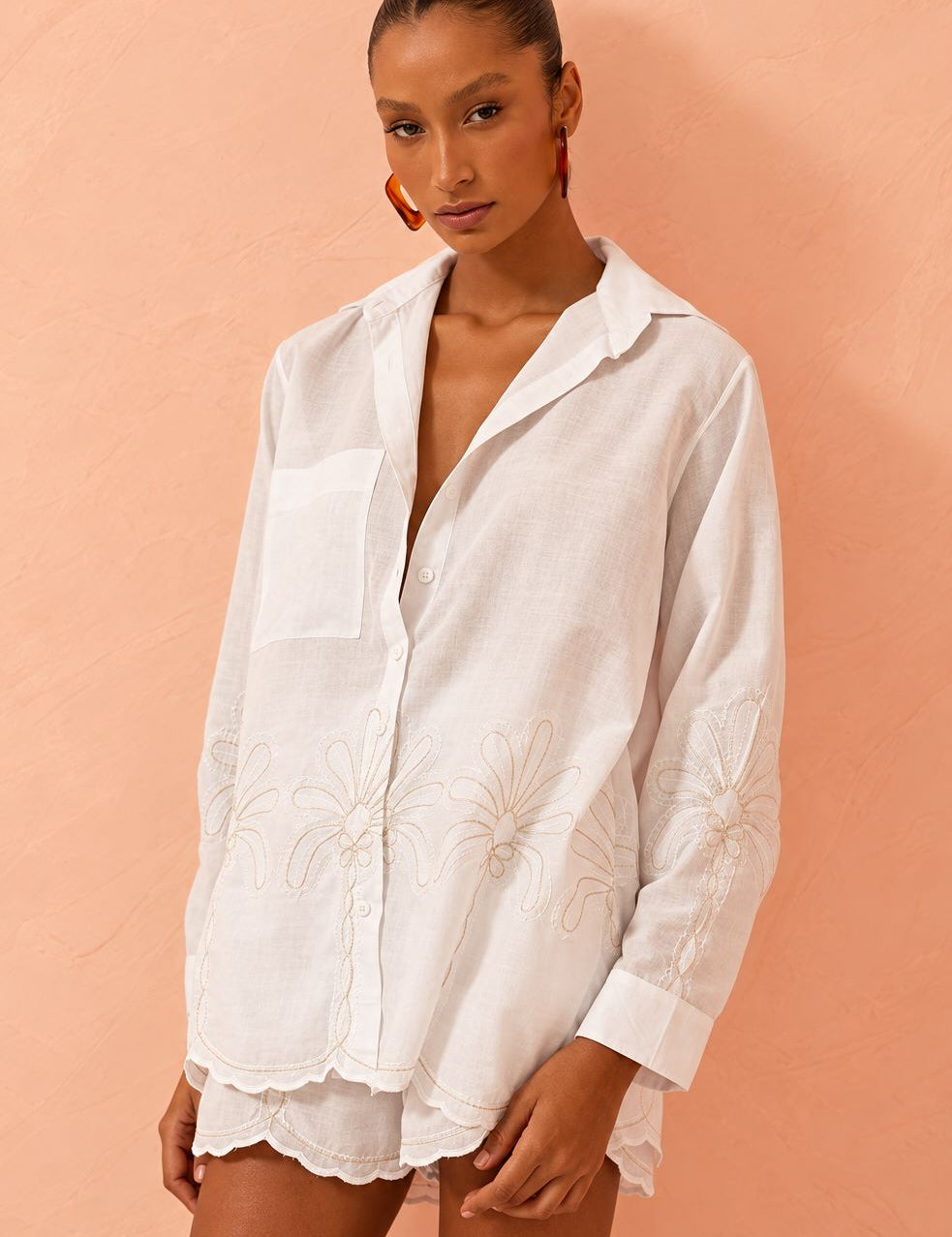 Camisa Flo Maria Branca Bordado Floral Barra Laise