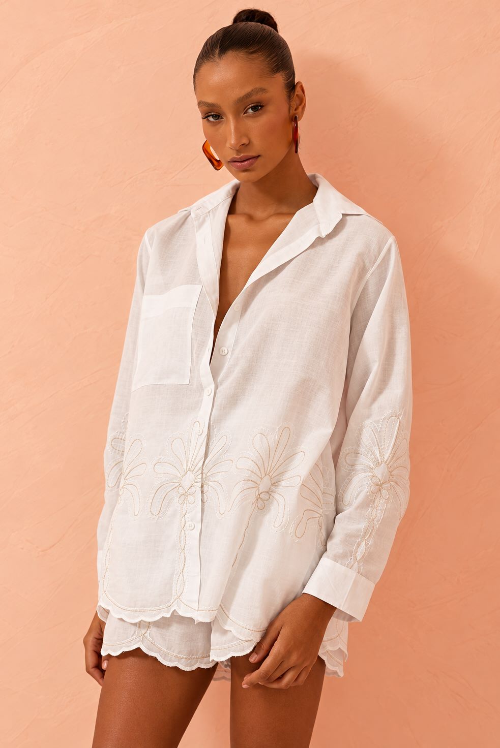 Camisa Flo Maria Branca Bordado Floral Barra Laise