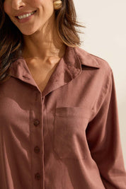 Camisa Flo Maria Marrom Linho Algarve Alongada