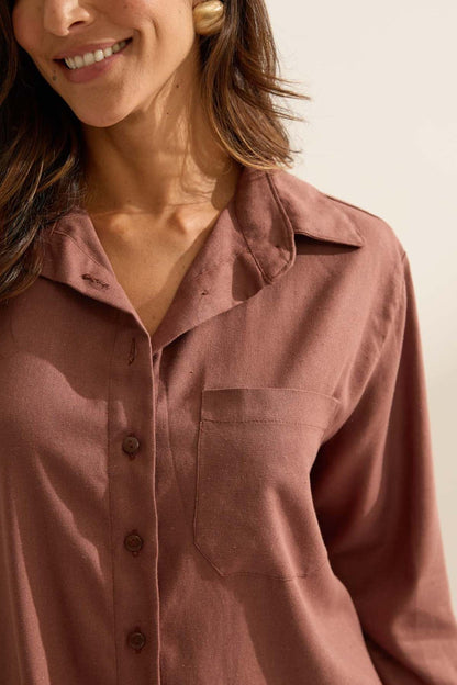 Camisa Flo Maria Marrom Linho Algarve Alongada