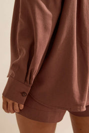 Camisa Flo Maria Marrom Linho Algarve Alongada