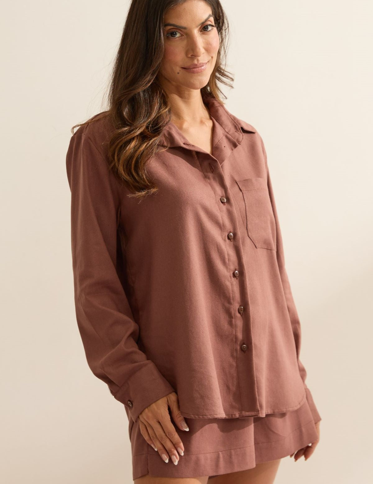 Camisa Flo Maria Marrom Linho Algarve Alongada