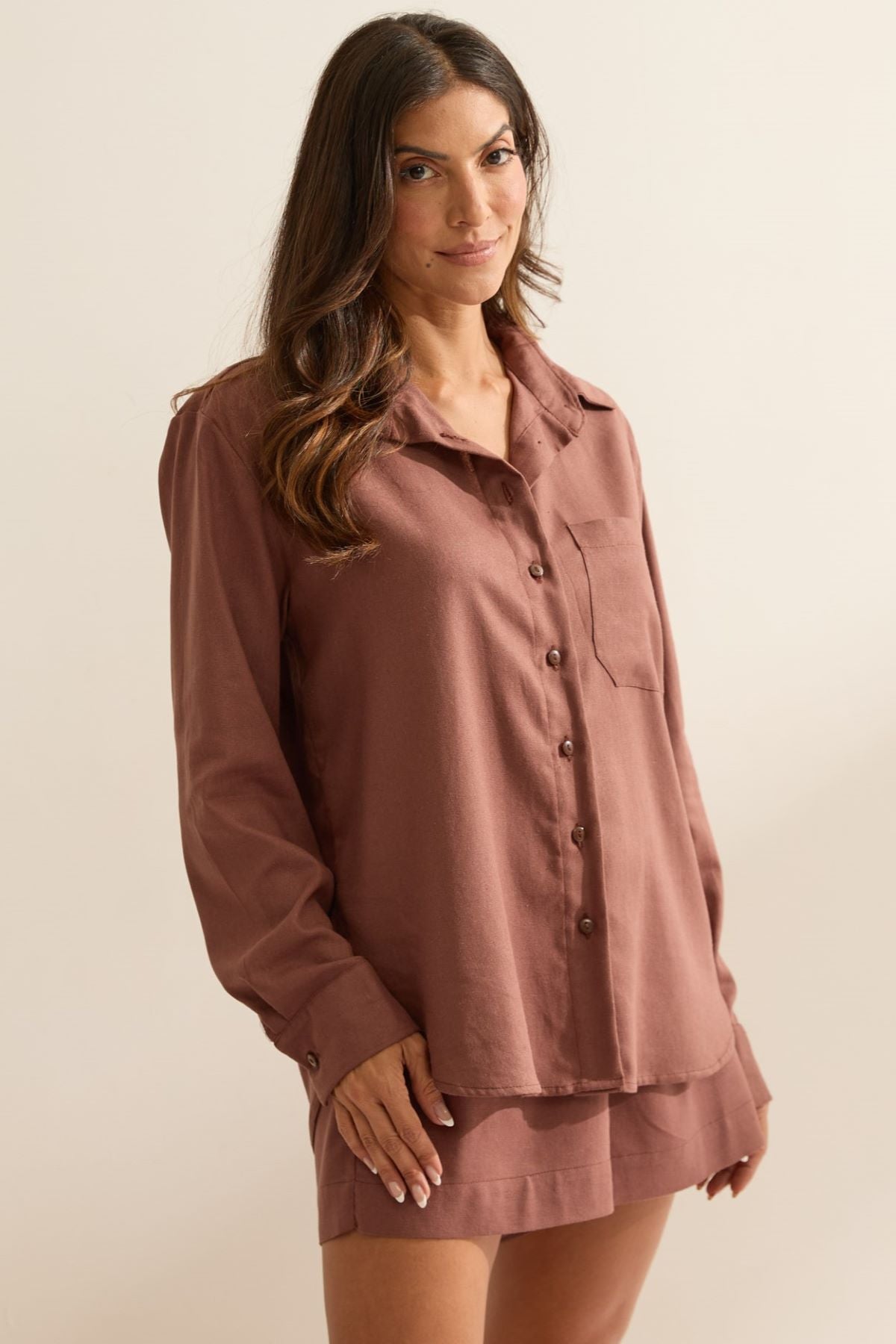Camisa Flo Maria Marrom Linho Algarve Alongada