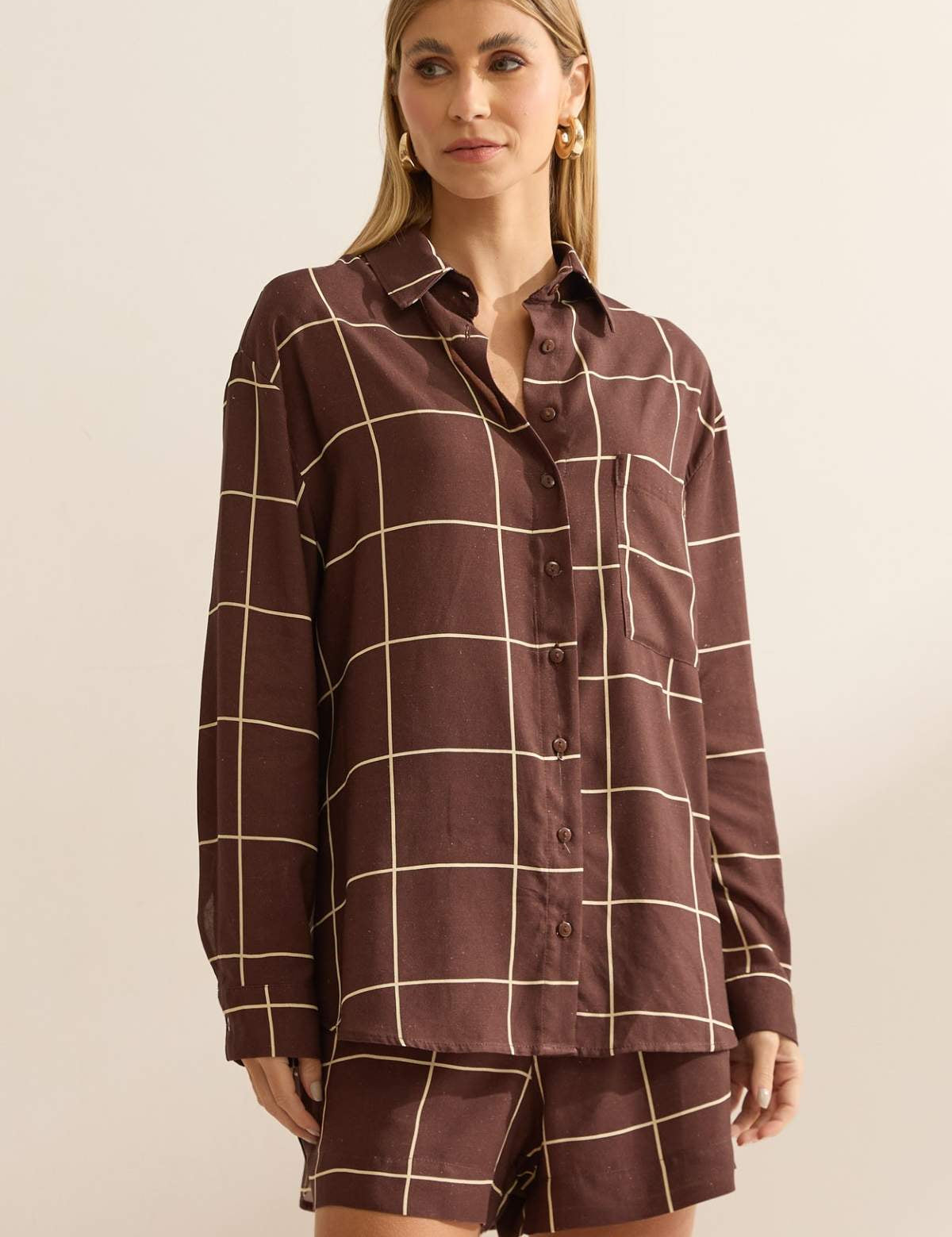 Camisa Flo Maria Marrom Xadrez Alongada