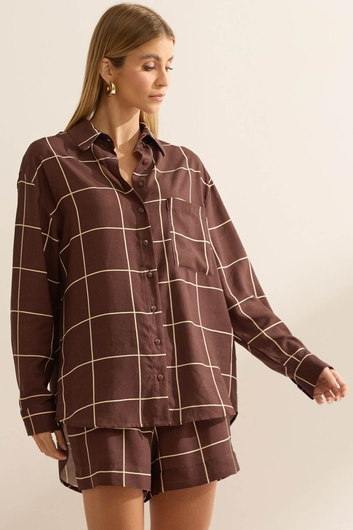 Camisa Flo Maria Marrom Xadrez Alongada