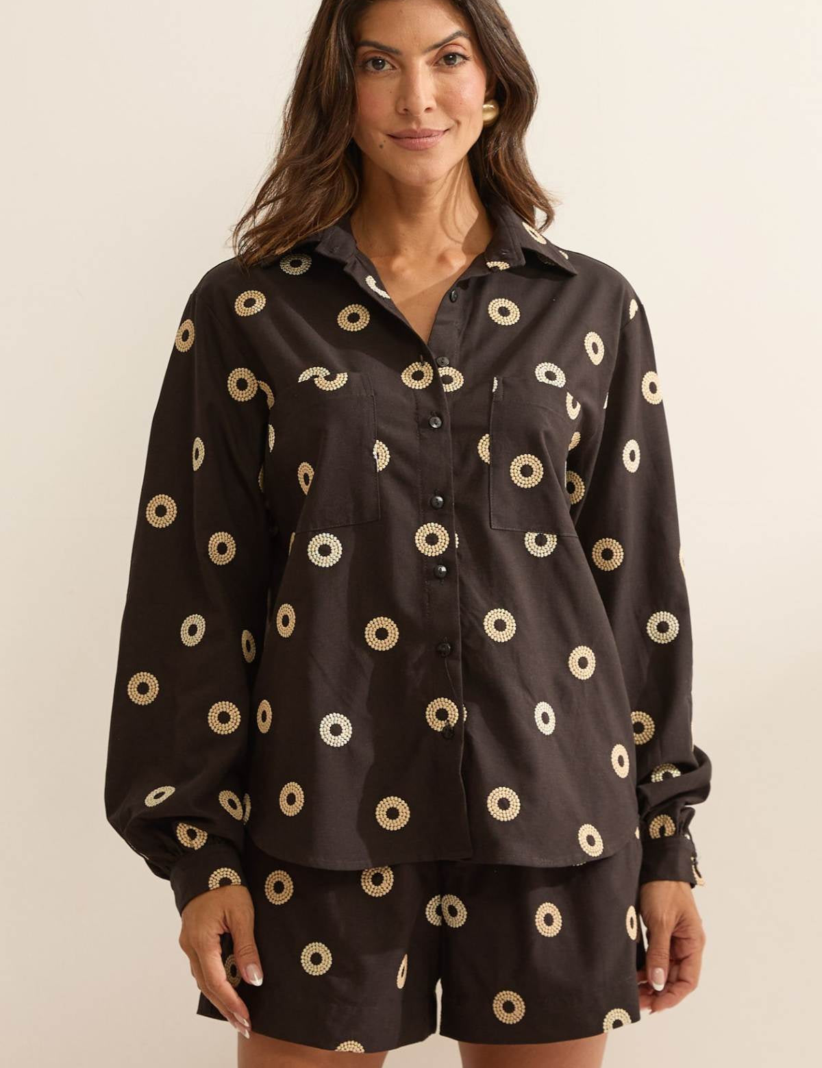 Camisa Flo Maria Preta Bordado Poá