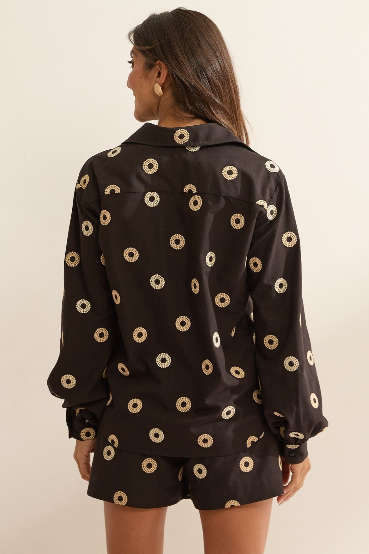 Camisa Flo Maria Preta Bordado Poá