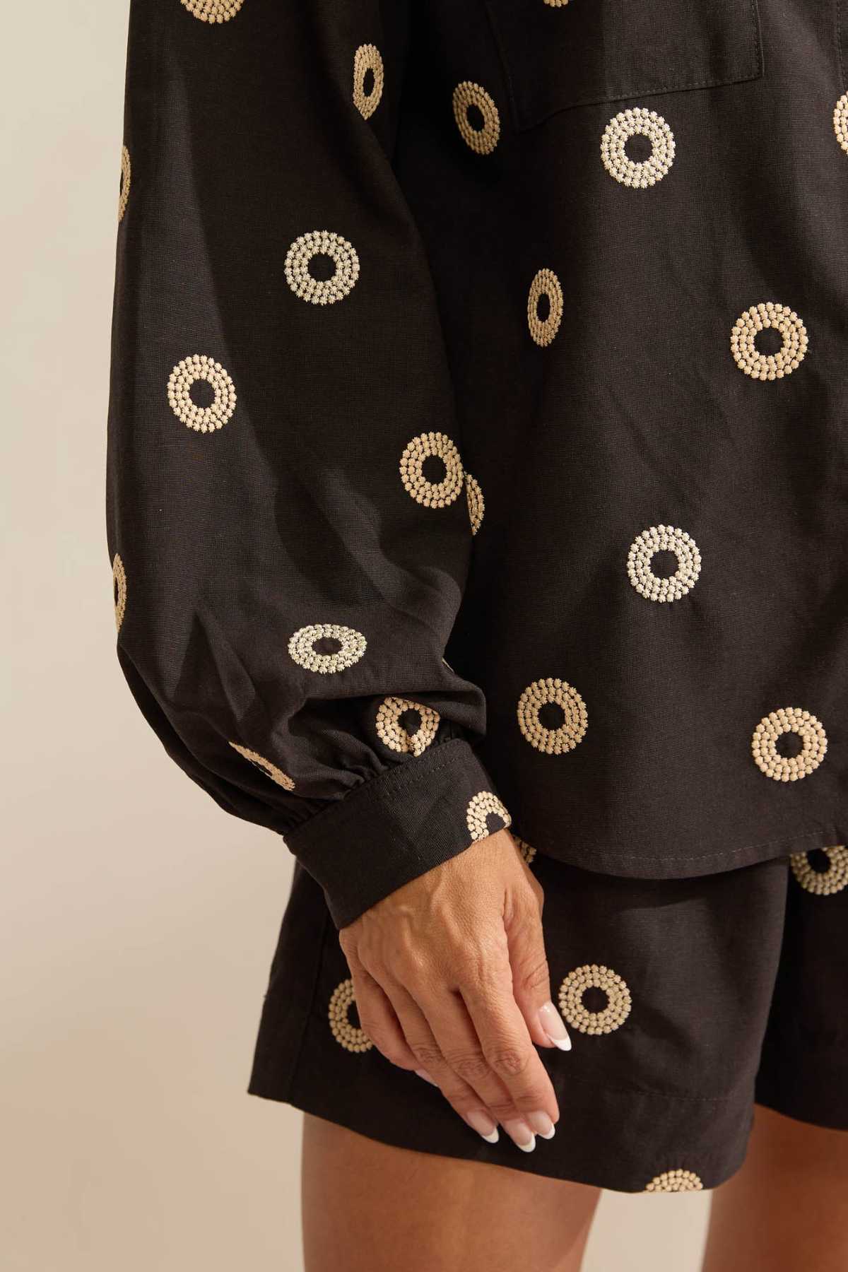 Camisa Flo Maria Preta Bordado Poá