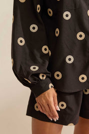 Camisa Flo Maria Preta Bordado Poá