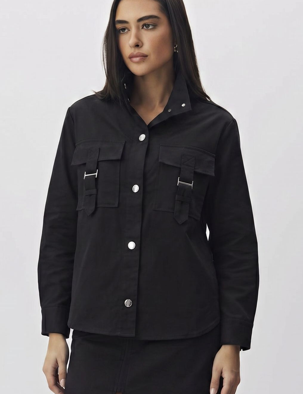 Camisa Meia Loka Preta Bolsos Frontais Aplicações