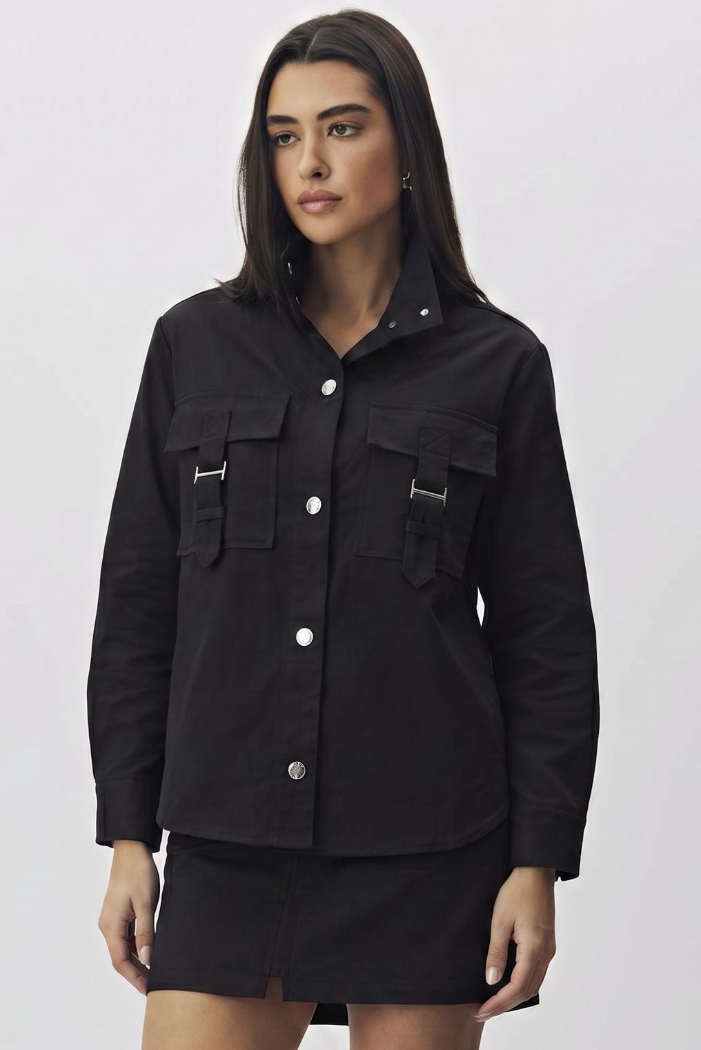 Camisa Meia Loka Preta Bolsos Frontais Aplicações