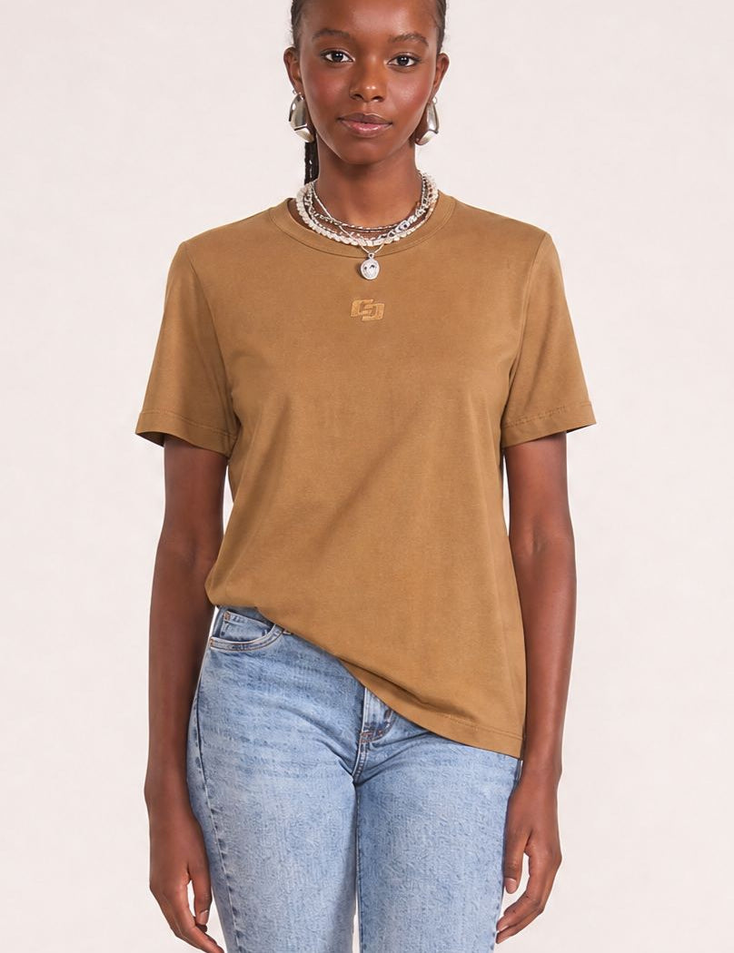 Camiseta Colcci Marrom Alongada Logo Minimalista