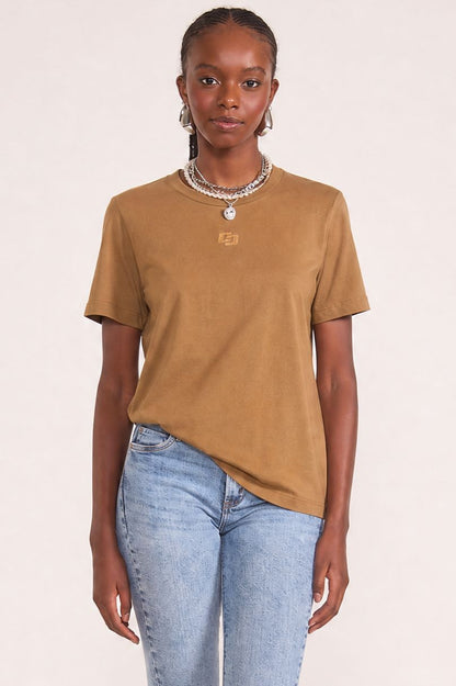Camiseta Colcci Marrom Alongada Logo Minimalista
