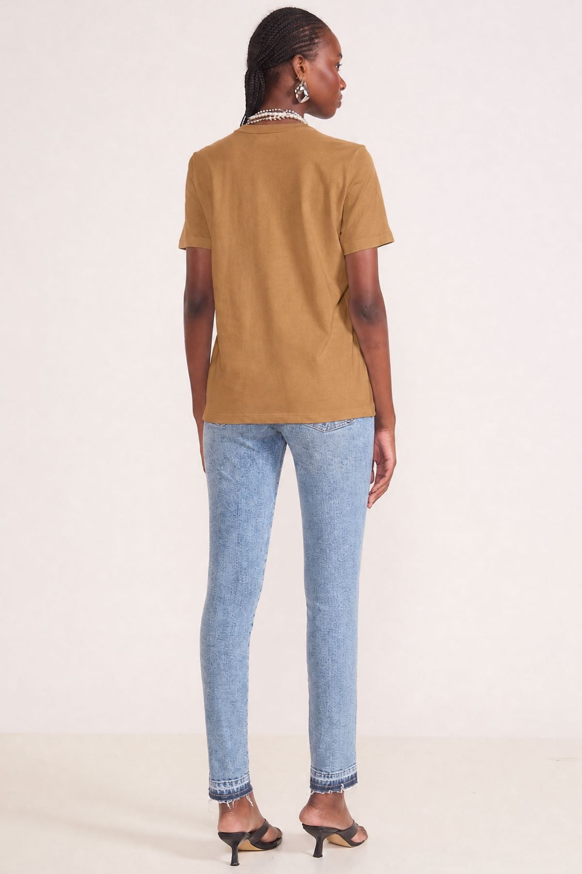 Camiseta Colcci Marrom Alongada Logo Minimalista
