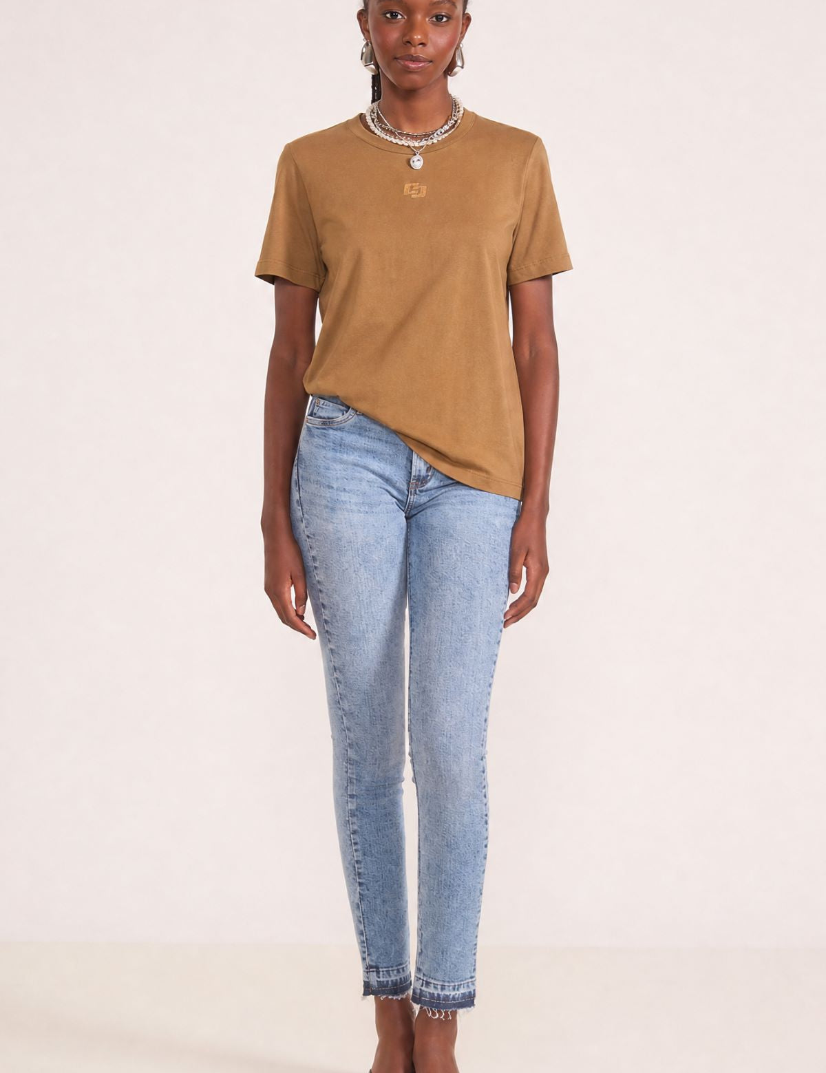Camiseta Colcci Marrom Alongada Logo Minimalista