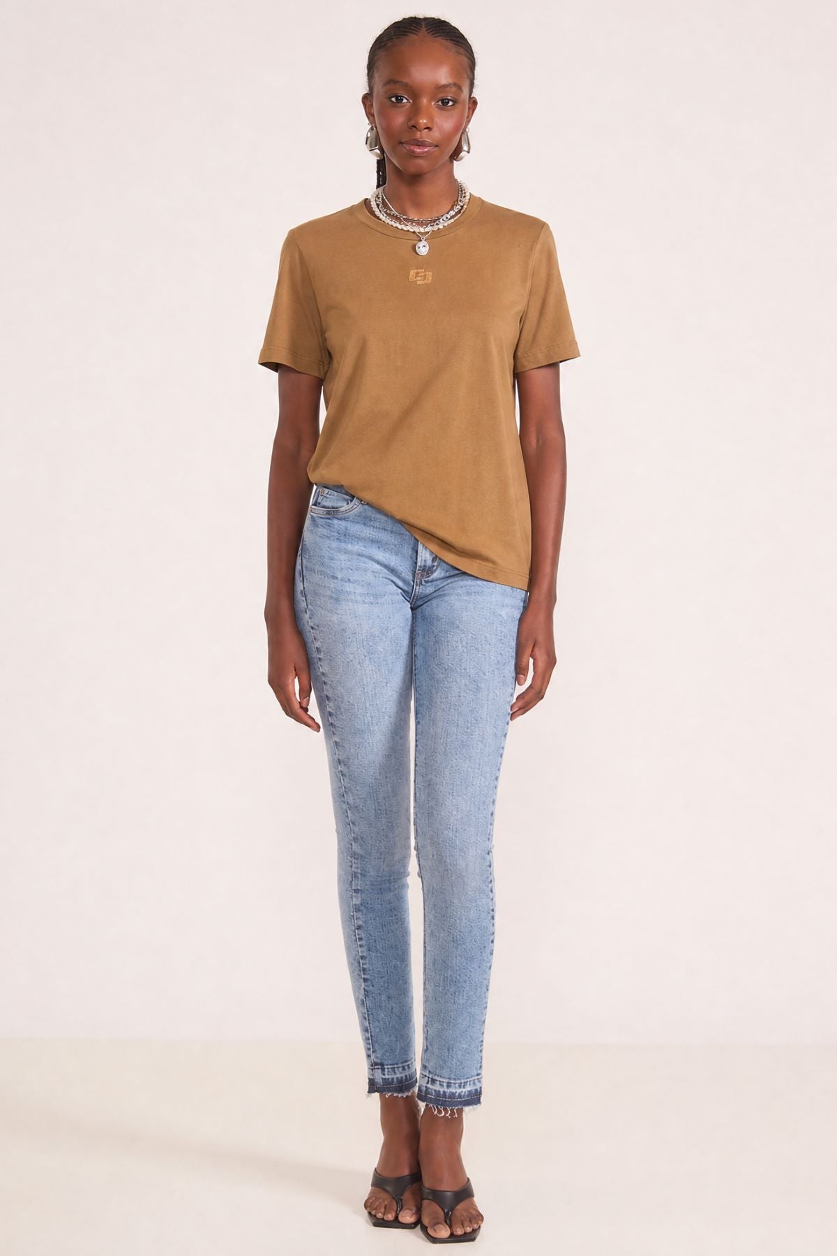 Camiseta Colcci Marrom Alongada Logo Minimalista