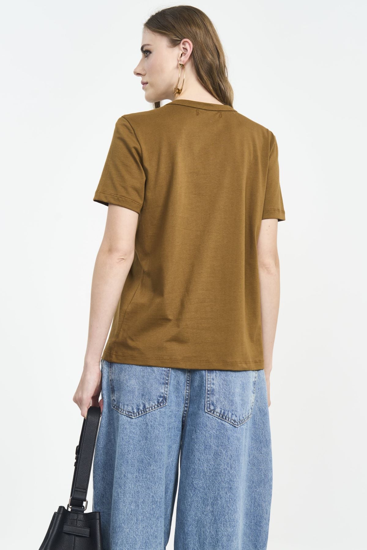 Camiseta Colcci Marrom Cumaru Logo Minimalista
