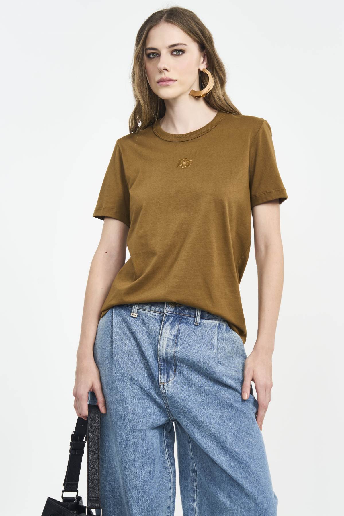 Camiseta Colcci Marrom Cumaru Logo Minimalista