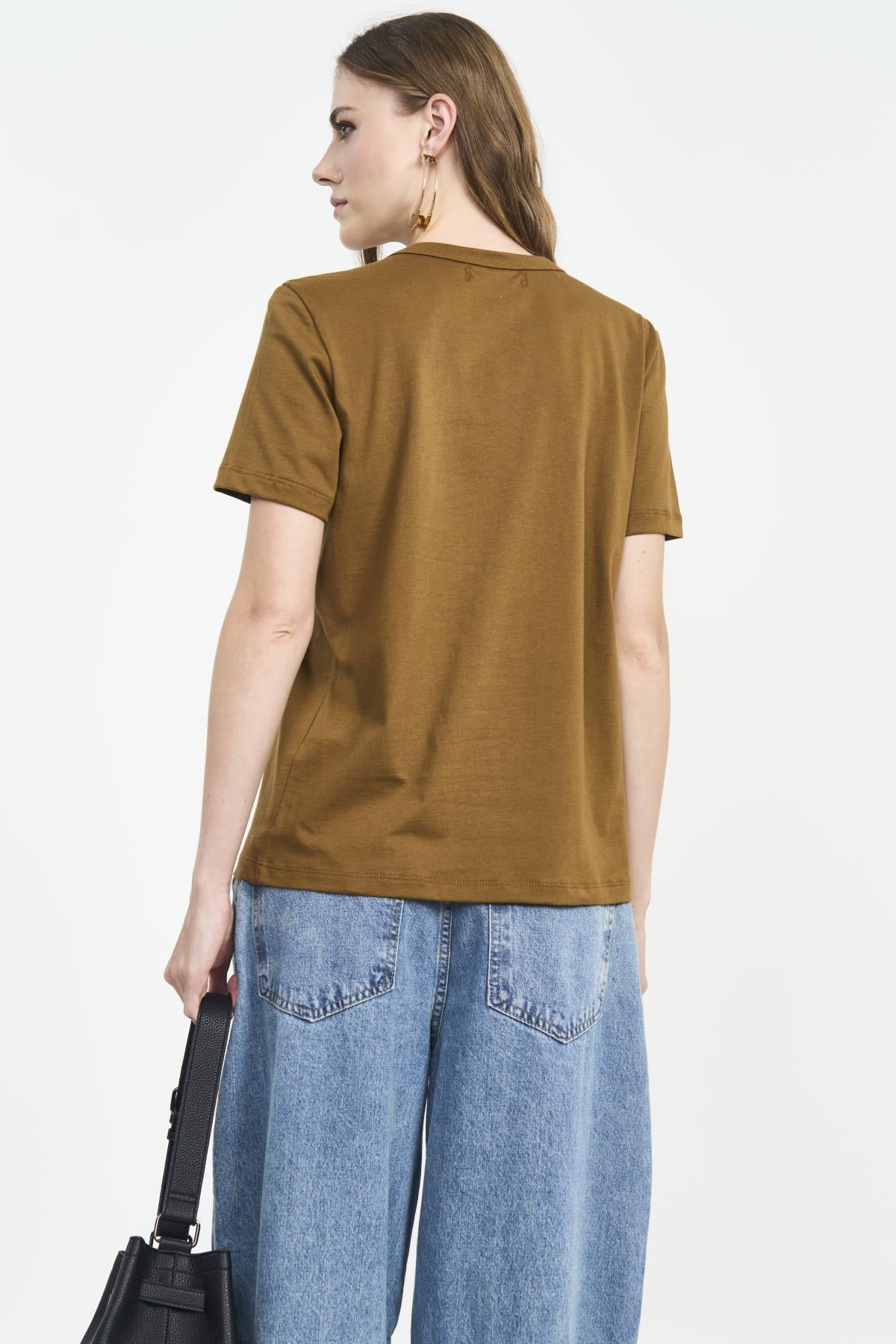 Camiseta Colcci Marrom Feijão Monograma Frontal