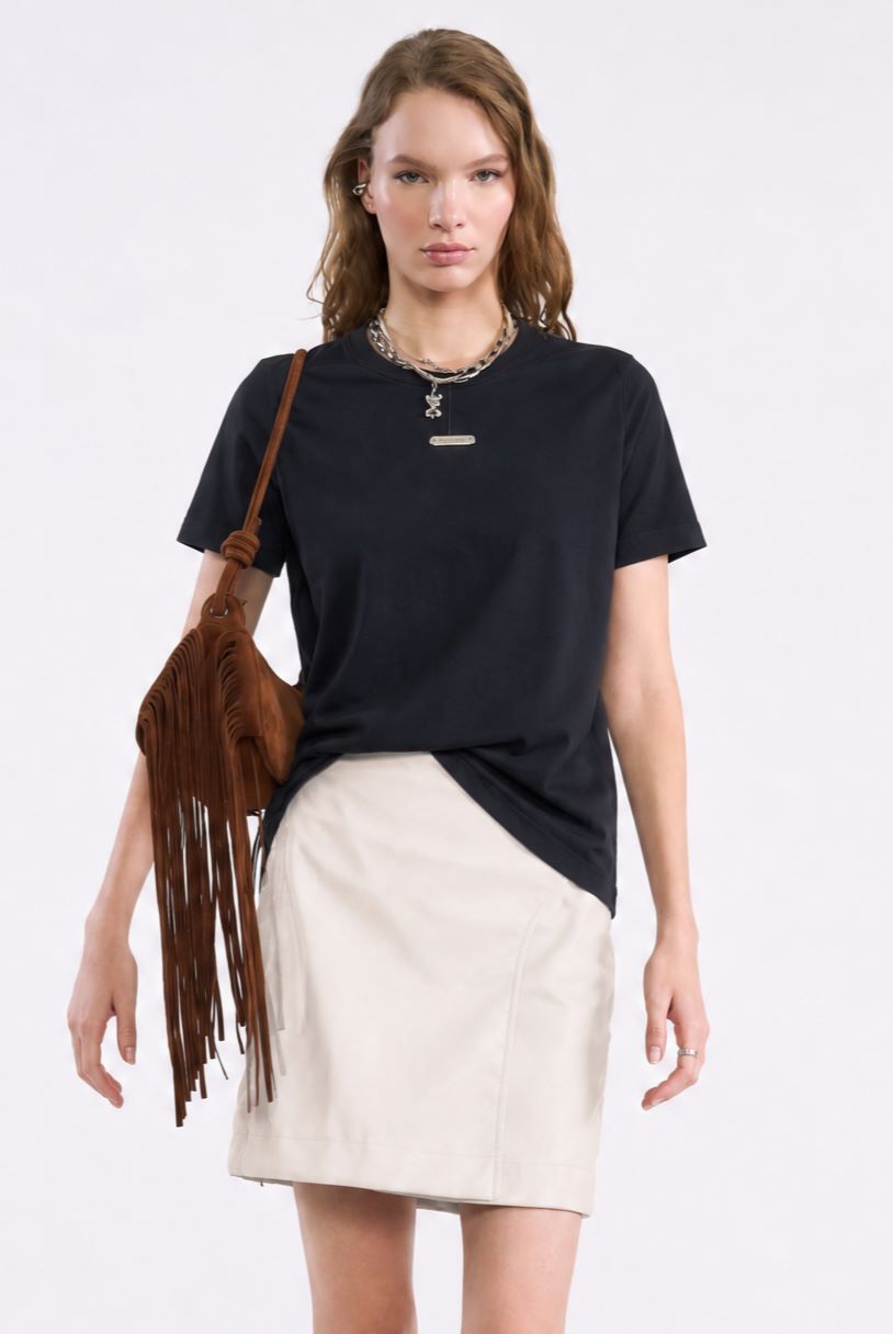 Camiseta Colcci Preta Plaqueta Metálica