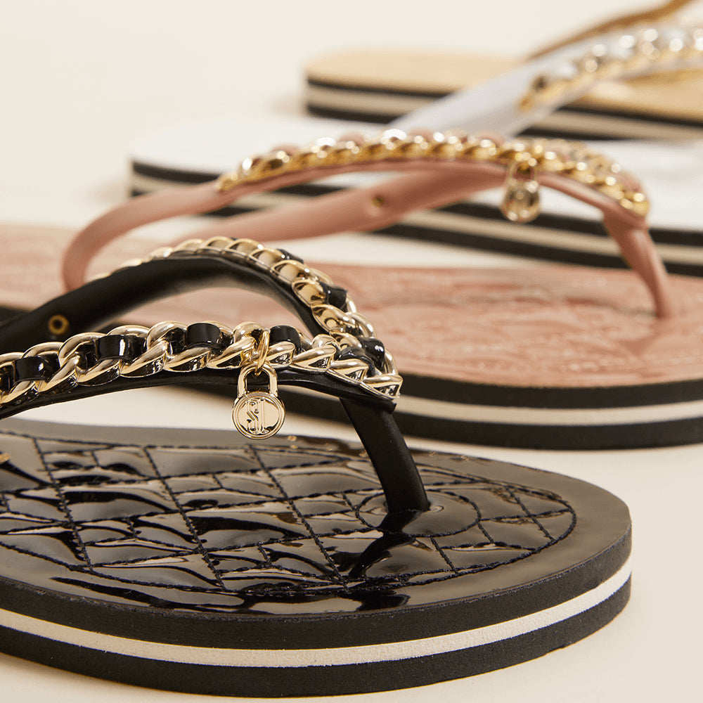 Chinelo Santa Lolla Preto Verniz Correntes