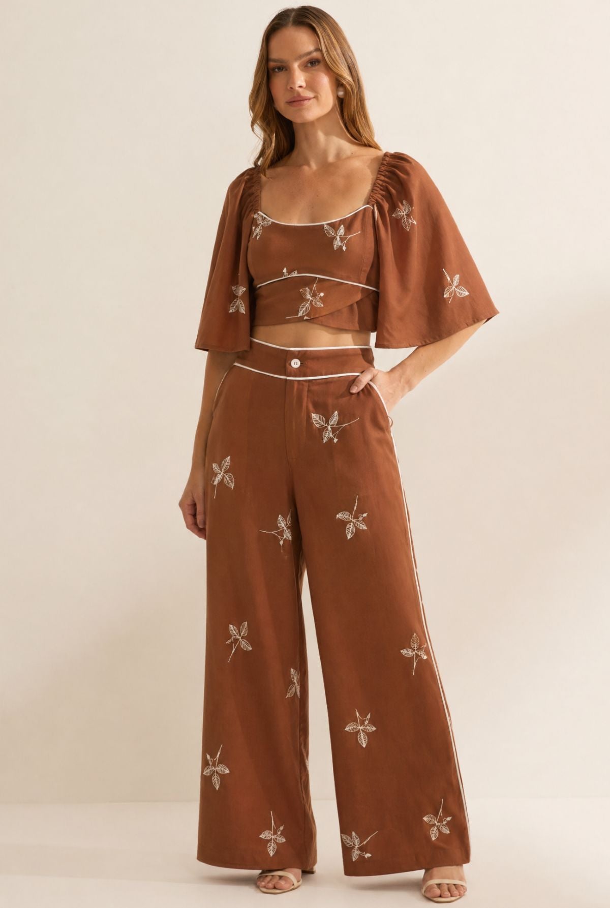 Cropped Flo Maria Marrom Linho Bordado