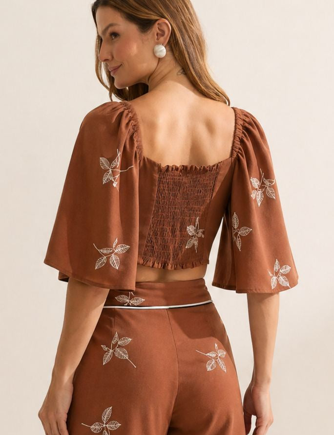 Cropped Flo Maria Marrom Linho Bordado