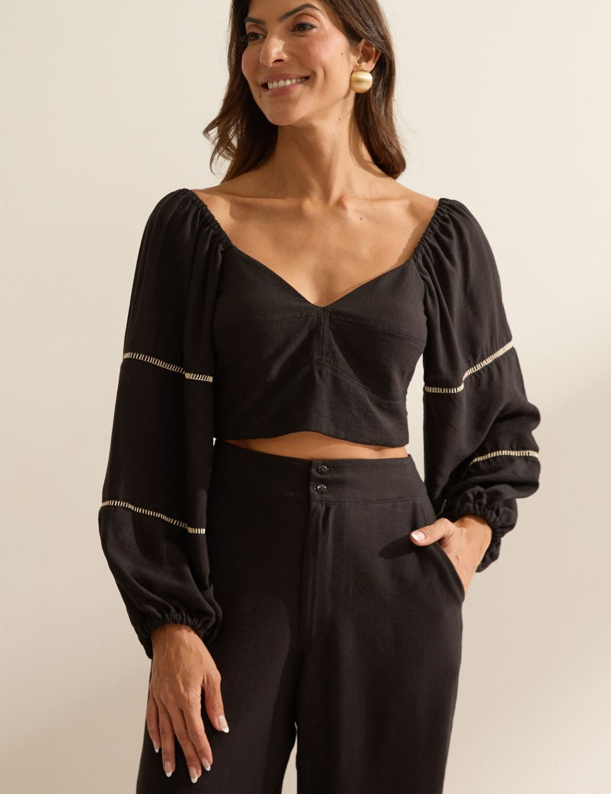 Cropped Flo Maria Preto Manga Bufante