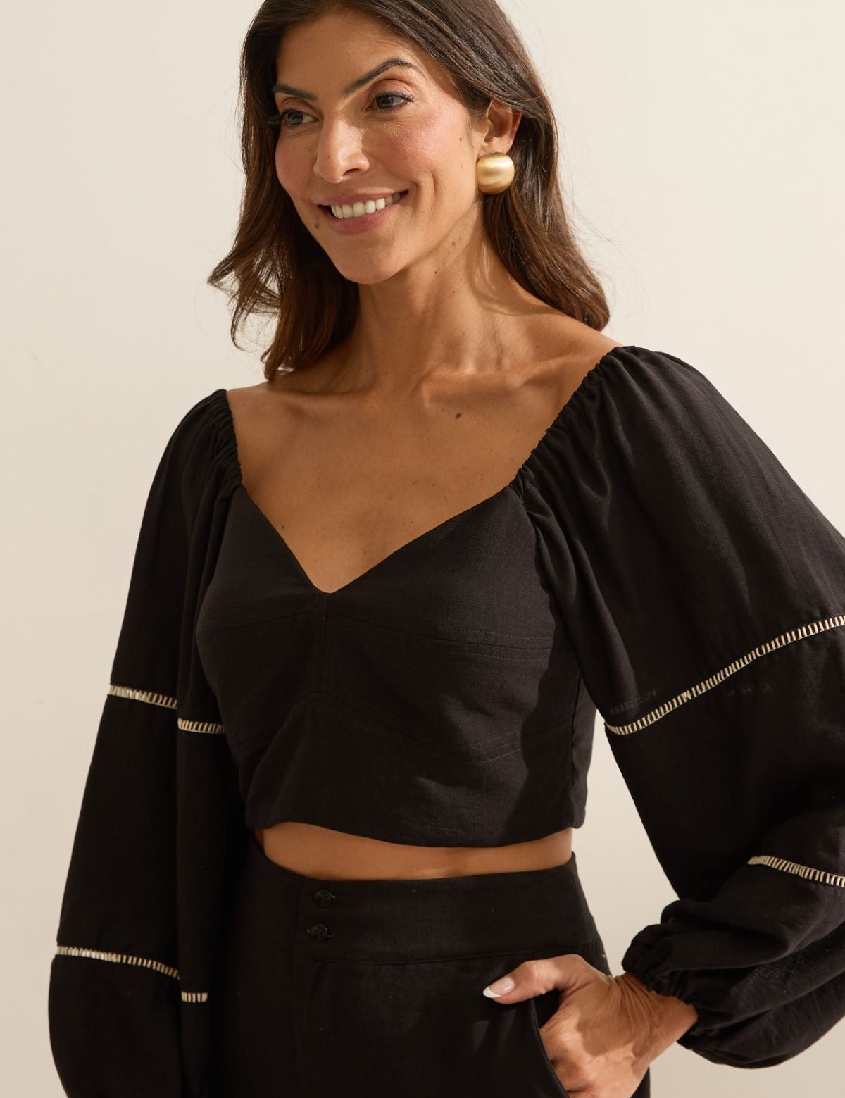 Cropped Flo Maria Preto Manga Bufante
