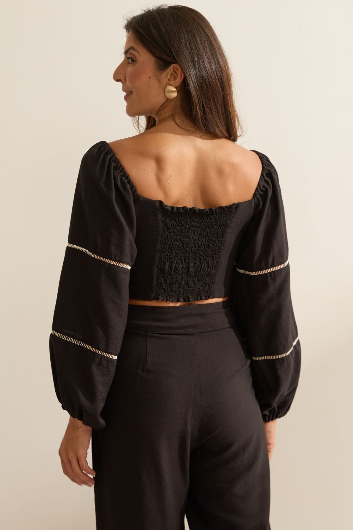 Cropped Flo Maria Preto Manga Bufante