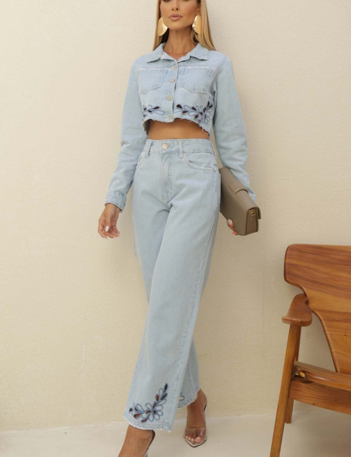 Jaqueta Jeans Frysaide Azul Clara Recortes Florais