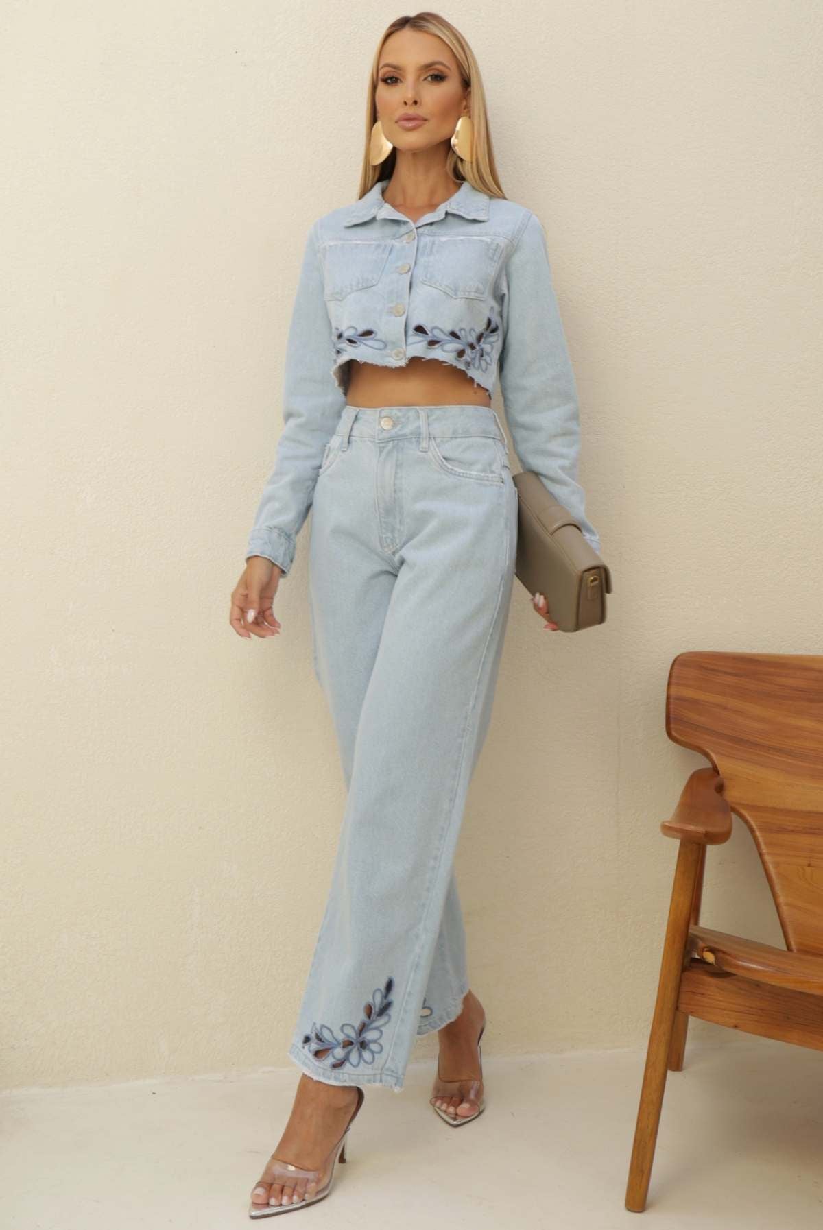 Jaqueta Jeans Frysaide Azul Clara Recortes Florais