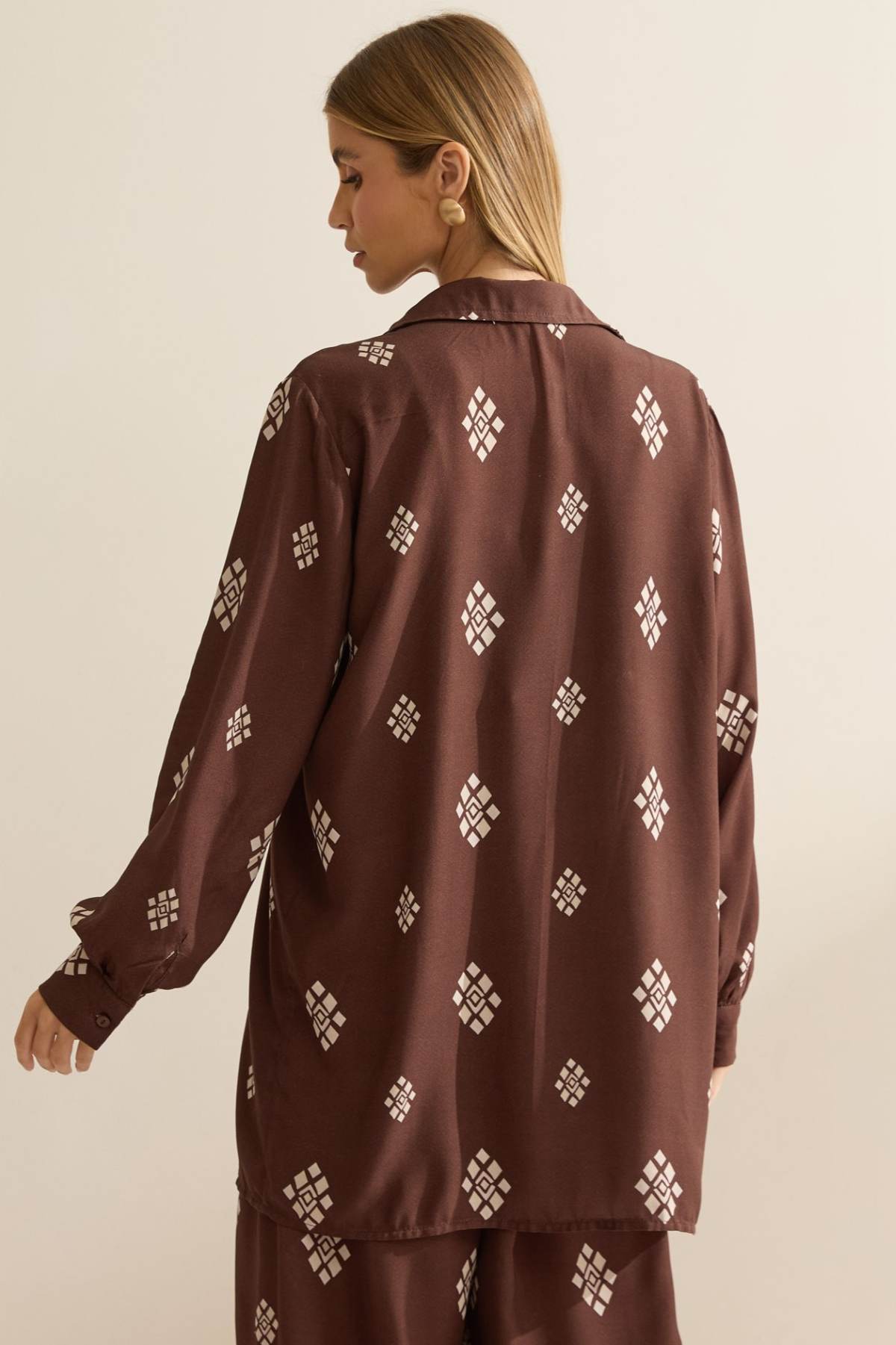 Kimono Flo Maria Marrom Estampa Geométrica