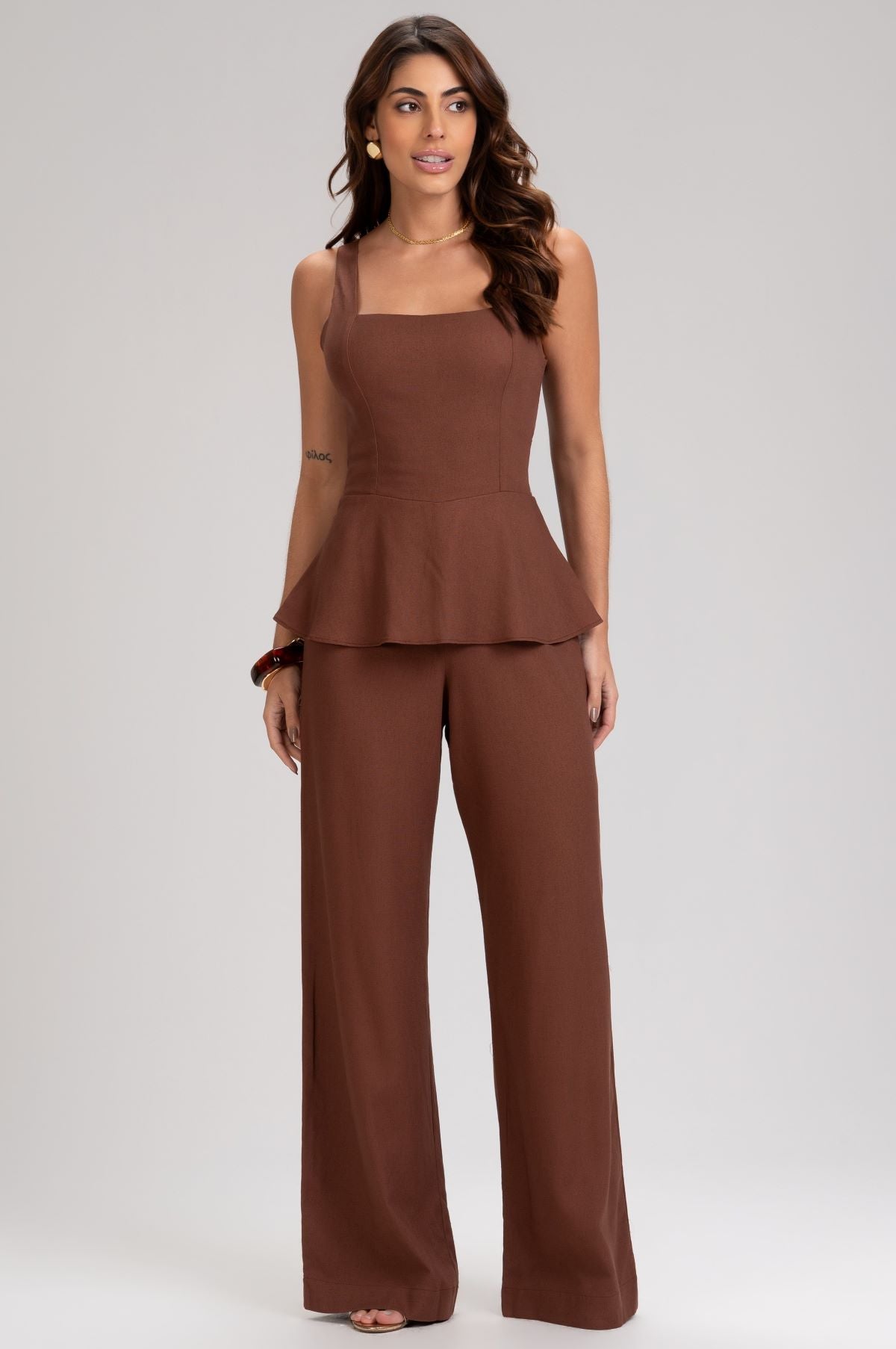 Macacão Frysaide Marrom Peplum Alças Fivelas