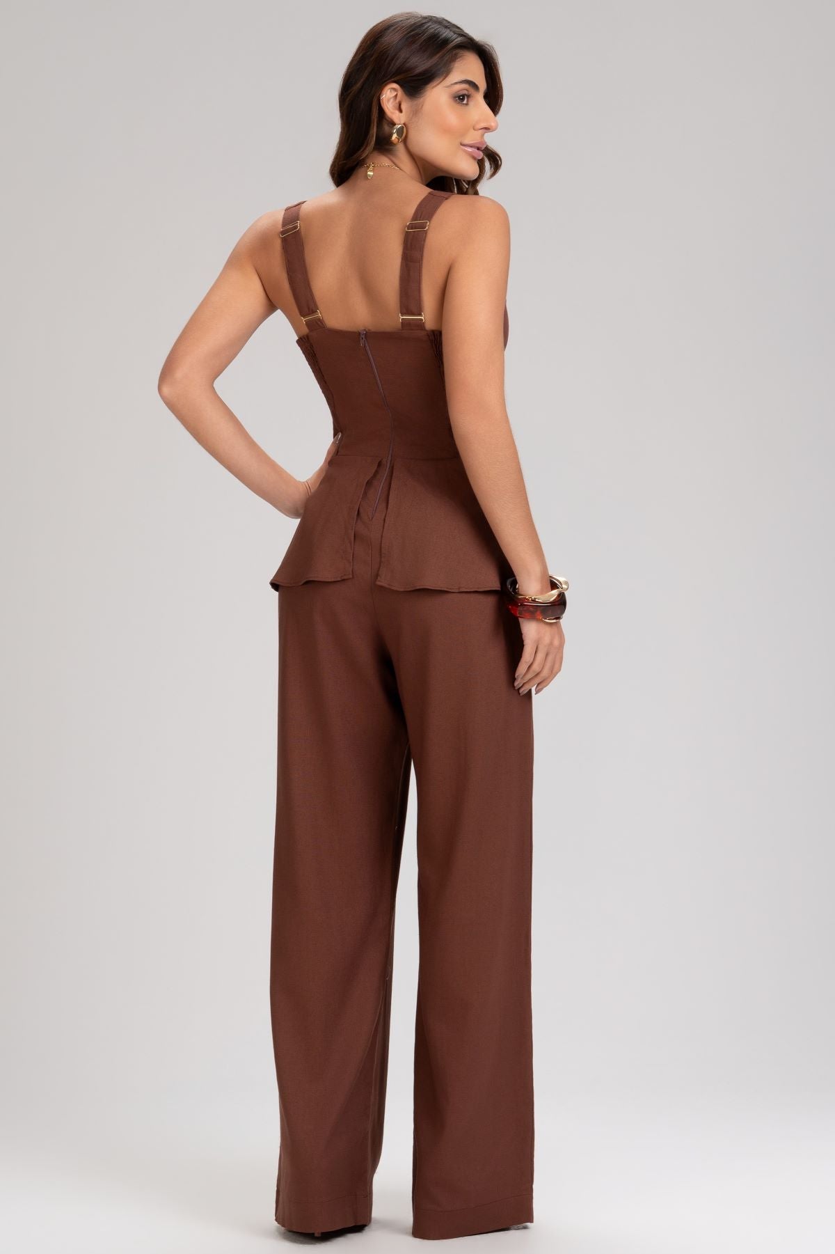 Macacão Frysaide Marrom Peplum Alças Fivelas