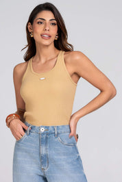 Regata Frysaide Bege Canelada Placa Metal
