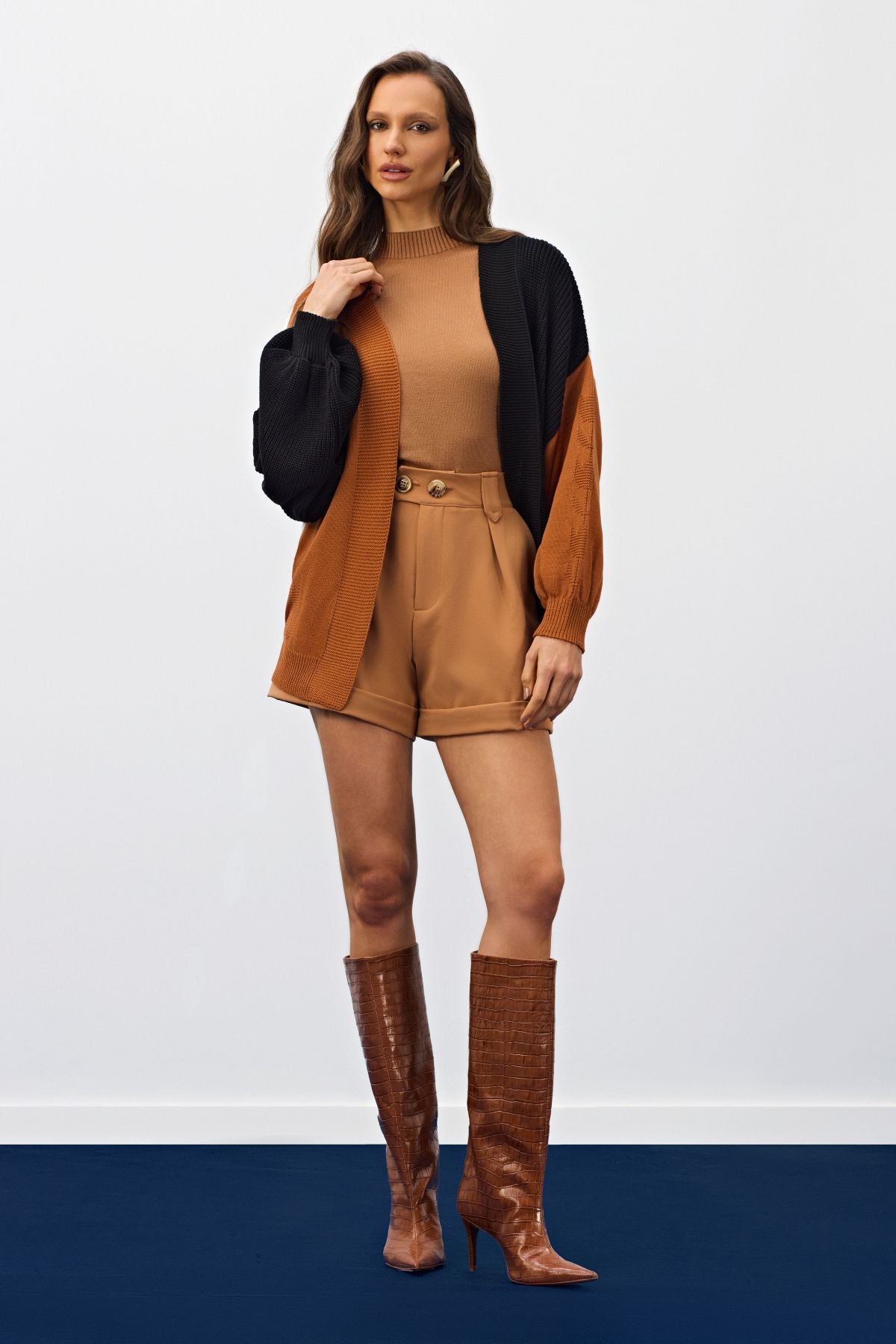 Short Bege Com Botão Duplo Meia Loka