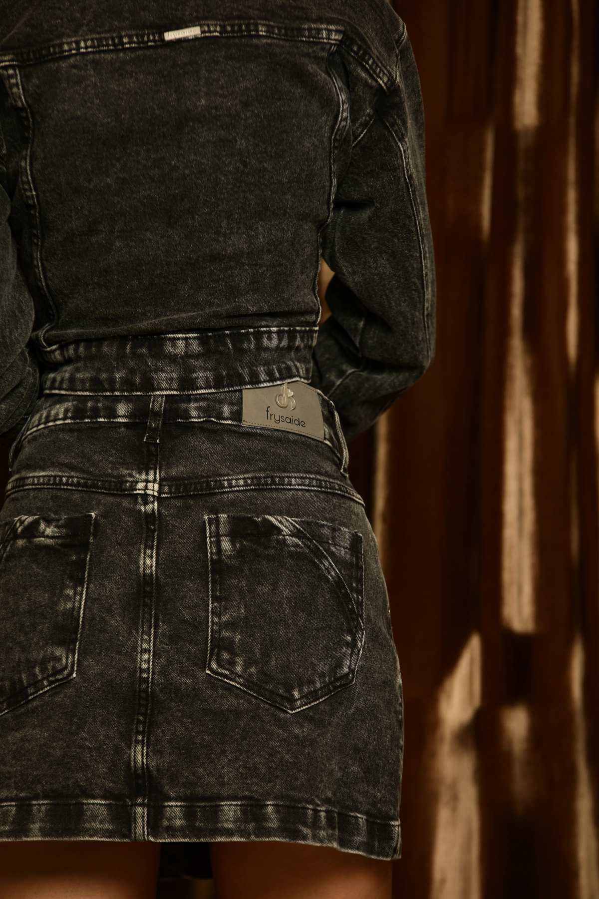 Saia Frysaide Preta Jeans Lavagem Estonada