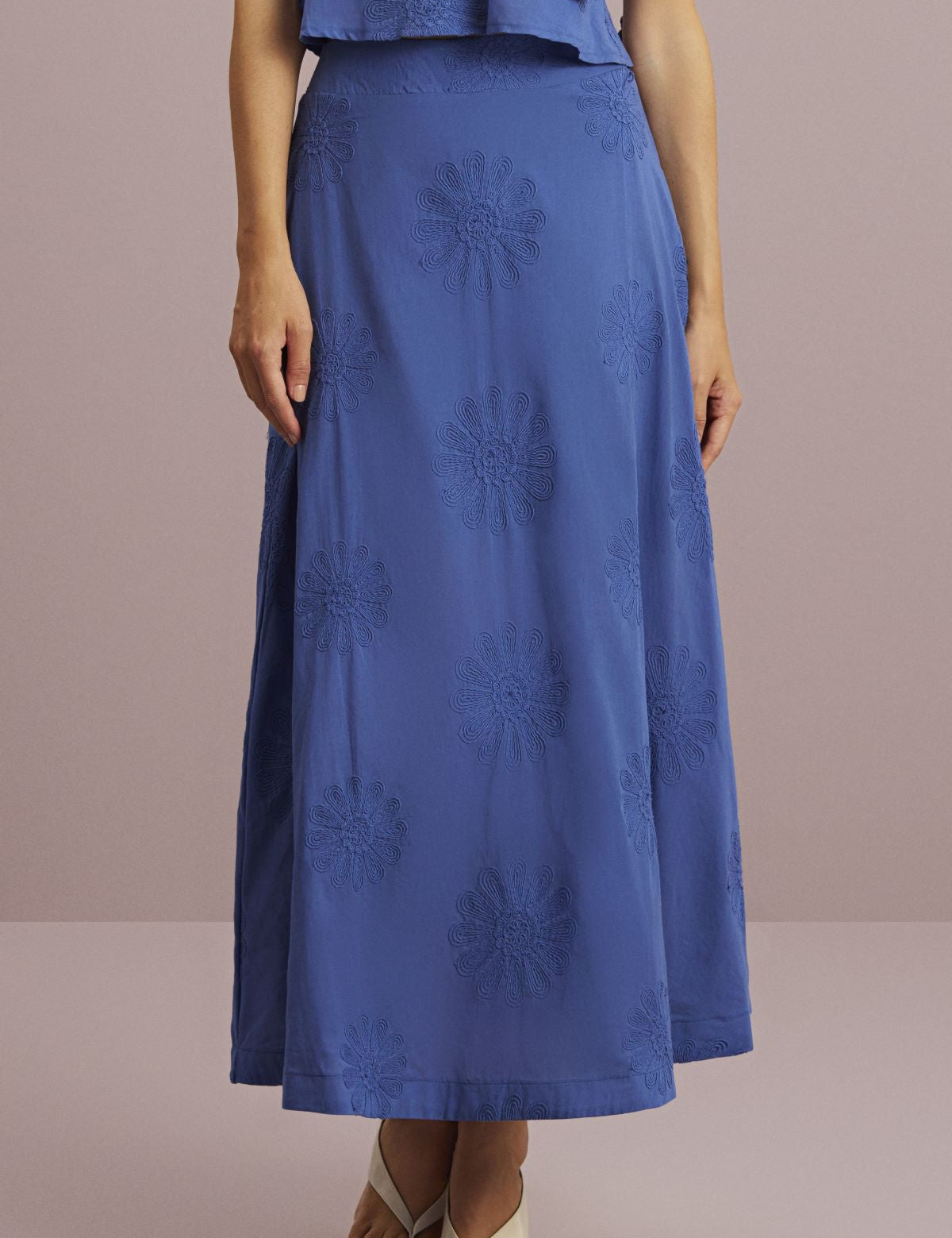Saia Midi Meia Loka Azul Bordada Floral
