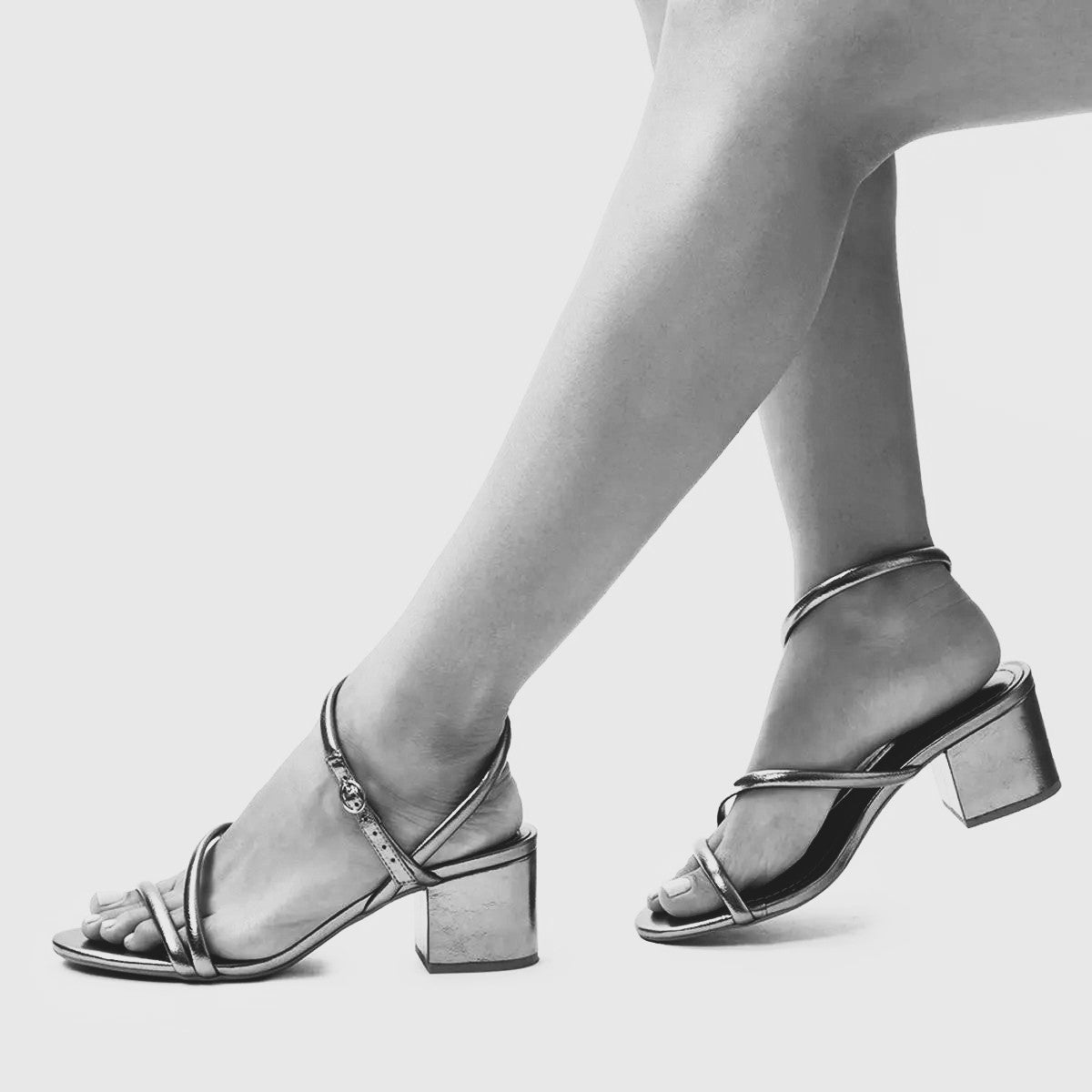 Sandália Degalls Dourada Metalizada Salto Bloco